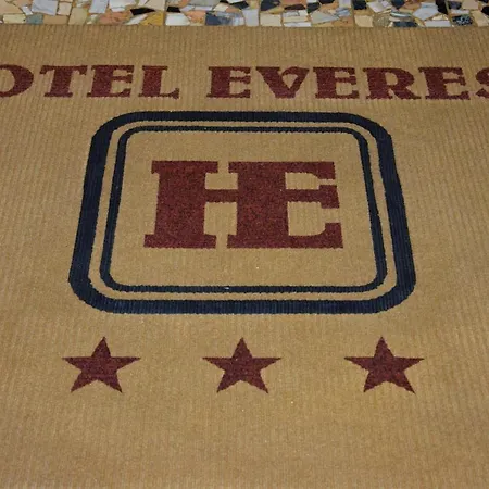 호텔 Everest 3*
